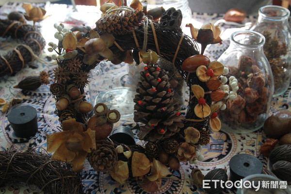 ▲台糖花蓮館推出DIY果實風聖誕花環，遊客可以發揮創意做出美麗的花環。（圖／記者鄭有財攝）