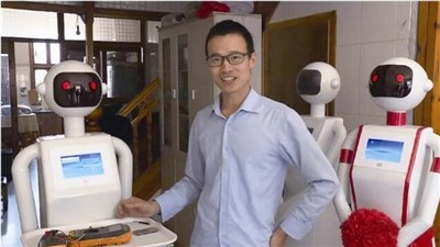 ▲楊雲來和他研發的送餐服務機器人。（圖／翻攝自溫州新聞網）