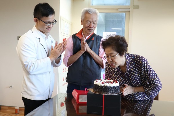 ▲紀家明和醫療團隊送上蛋糕替潘廖阿香慶祝重生。（圖／台中慈濟醫院提供）
