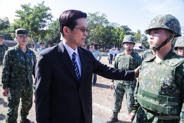 嚴部長視導中部駐軍　期勉官兵認識軍人核心價值