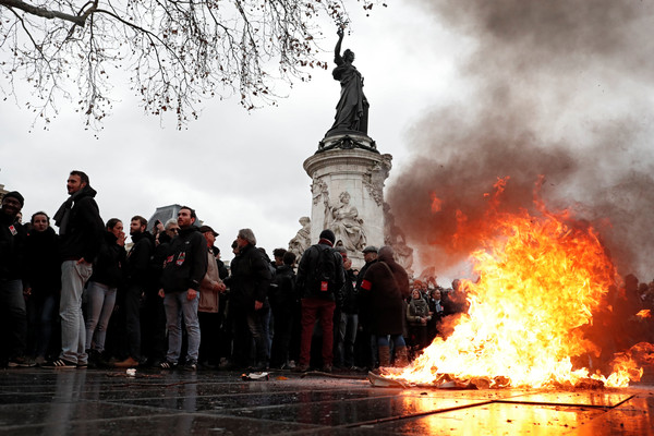 ▲▼黃背心運動,法國巴黎街頭學生抗議。（圖／路透社）