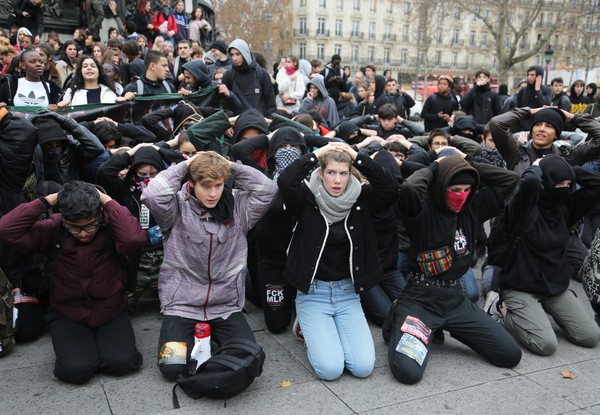 ▲▼黃背心運動,法國巴黎街頭學生聲援被警察逮捕的高中生。（圖／達志影像／美聯社）