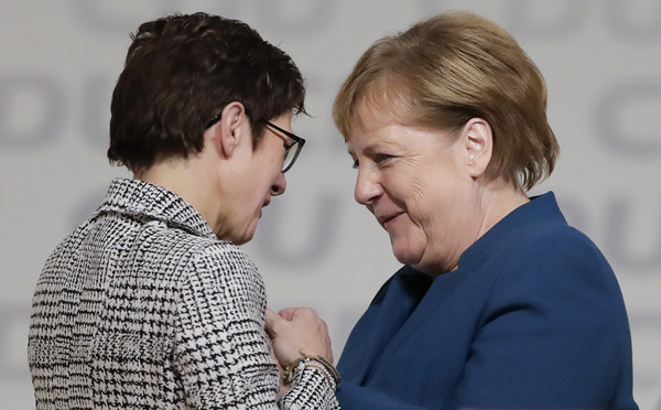  ▲▼ 德國總理梅克爾（Angela Merkel）、基督教民主聯盟（CDU）新任黨魁克朗普-凱倫鮑爾（Annegret Kramp-Karrenbauer）。（圖／達志影像／美聯社）