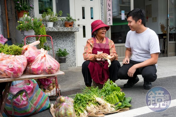 楊柏偉每天都到市場找Ina（部落媽媽）們聊天、買菜。