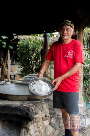 「永福野店」的蔡班長以漂流木煮海鹽。