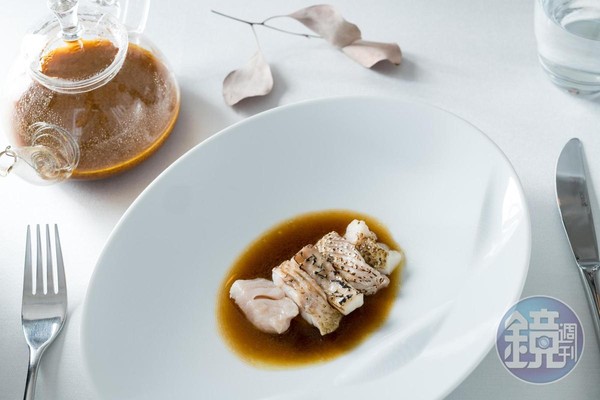 馬賽魚湯使用了5種台東當地捕獲的鮮魚，高湯深邃、魚肉嫩滑鮮甜。（2,500元／人套餐內容）