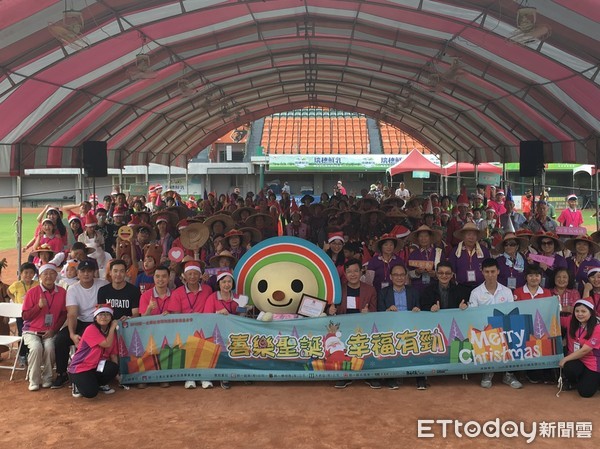 ▲統一企業社會福利慈善事業基金會在台南市立棒球場，舉辦一場別開生面的聖誕節公益活動。（圖／記者林悅攝，同下）