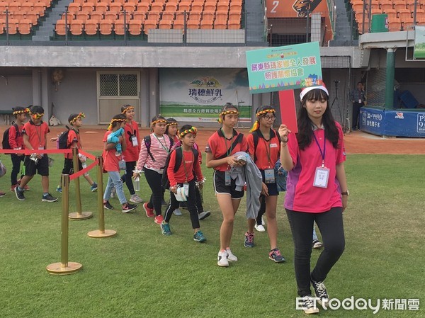 ▲統一企業社會福利慈善事業基金會在台南市立棒球場，舉辦一場別開生面的聖誕節公益活動。（圖／記者林悅攝，同下）