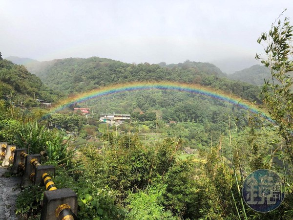 7、8個彩虹錯落在小山村中。