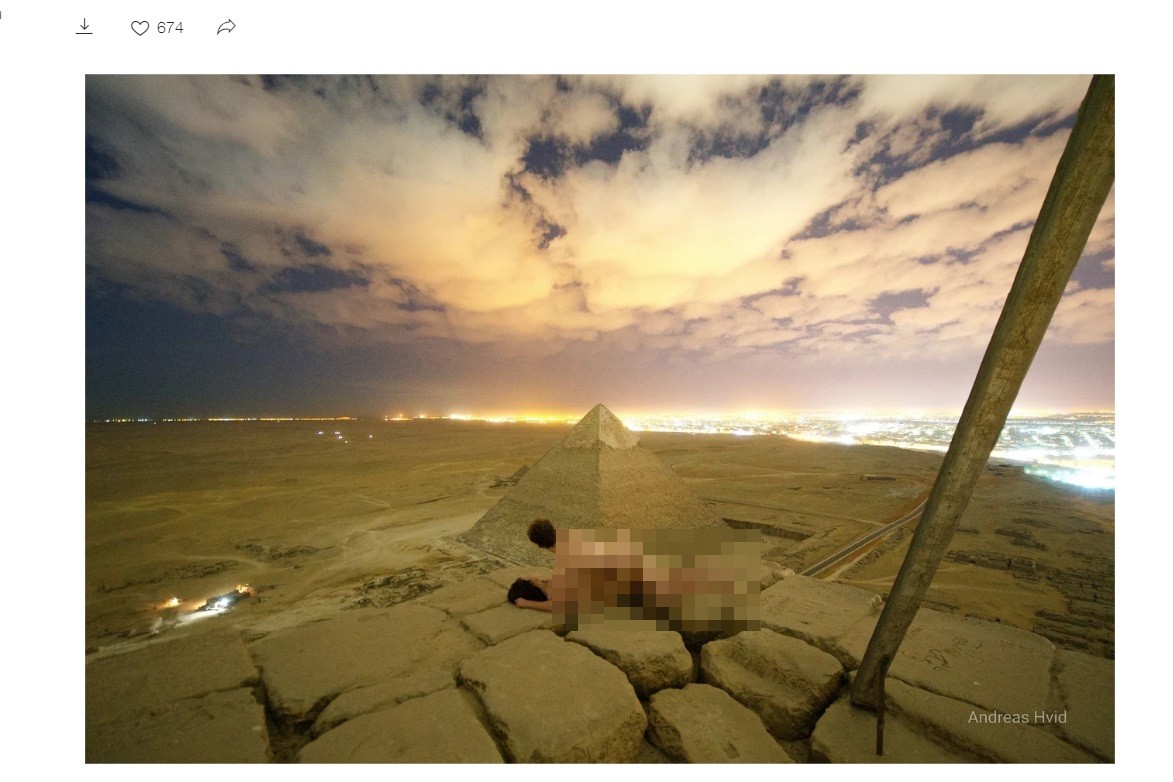 ▲▼丹麥攝影師在金字塔頂拍裸照。（圖／翻攝自andreashvid.com）