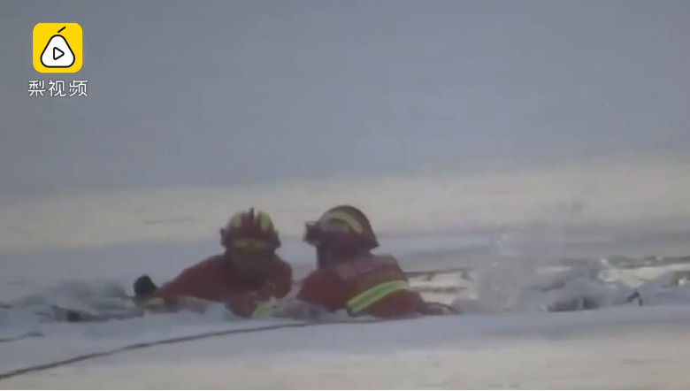 ▲▼因湖面冰層較薄發生二次塌陷，消防隊員不甚墜湖。（圖／梨視頻）