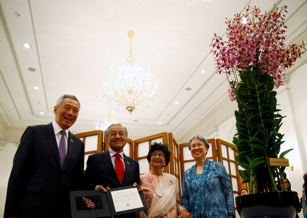 ▲▼ 新加坡總理李顯龍(左一)與夫人何晶(右一)，以及馬來西亞首相馬哈迪（Mahathir Mohamad）。（圖／路透）