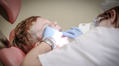 野外課程「謎之鐵鎚」打斷牙　6歲童滿臉血嚇壞媽　醫：恆齒應該沒了