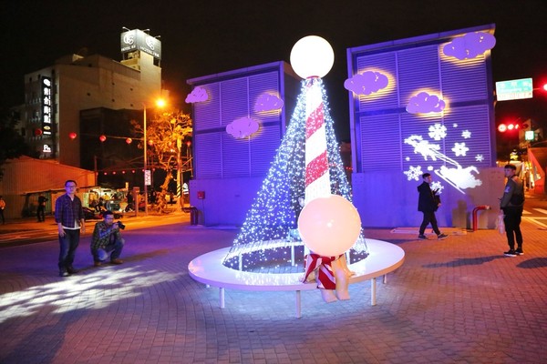 ▲海安路今年舉辦「街道美術館Xmas」、「TREE WALK Christmas 海安路聖誕╳藝術╳市集」。（圖／臺南市政府觀光旅遊局提供）