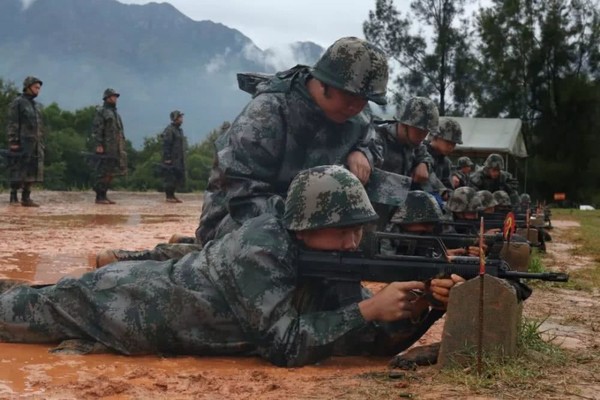 ▲▼解放軍新兵射擊訓練換新標靶。（圖／翻攝自騰訊網）