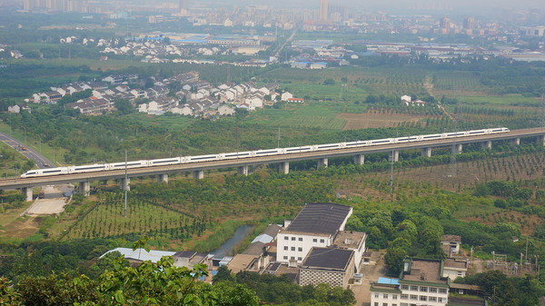 ▲行駛於京滬高速鐵路無錫段的列車。（圖／翻攝自維基百科）
