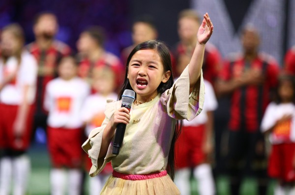 ▲▼  印尼華裔7歲女孩珊卓威佳亞（Malea Emma Tjandrawidjaja）8日再度受邀獻唱。（圖／路透）