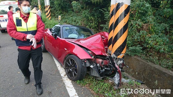 ▲南投跑車撞斷電線桿。（圖／記者陳玉翻攝）