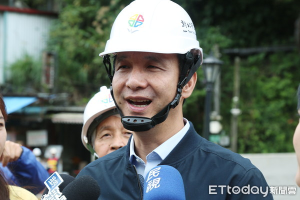 ▲▼朱立倫10日上午前往「烏來覽勝大橋改建工程」鋼構橋吊裝作業視察。（圖／記者羅婉庭攝）