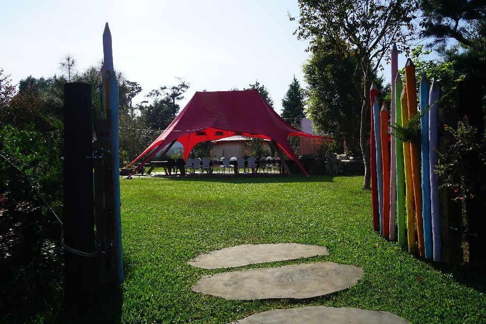 ▲▼露營區的柵欄是彩色鉛筆造型。（圖／Weiwei的旅行地圖提供）