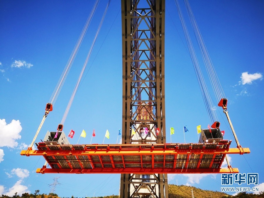 ▲怒江四線特大橋的鋼桿件吊裝作業。（圖／翻攝自新華網）