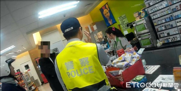 ▲台南市警六分局警方在超商店員協助下，及時阻止王姓男子被詐騙。（圖／記者林悅翻攝）