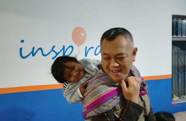 ▲▼祕魯醫生里卡多（Ricardo Pun-Chong）多年替缺乏醫療資源的家庭進行診療，他致力提供免費住宿給病童與家屬，獲選為CNN 2018年度英雄。（圖／翻攝自臉書／Inspira）