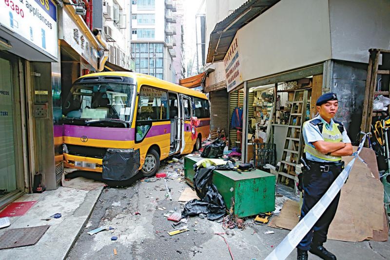 ▲香港,北角,校車             。（圖／翻攝自微博）