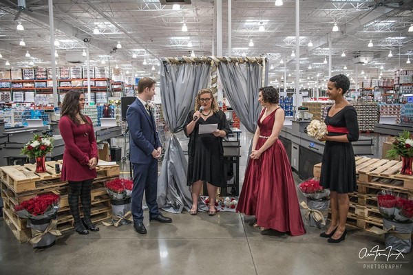 美國一對新人選在好市多舉辦婚禮。（atruax photography臉書）