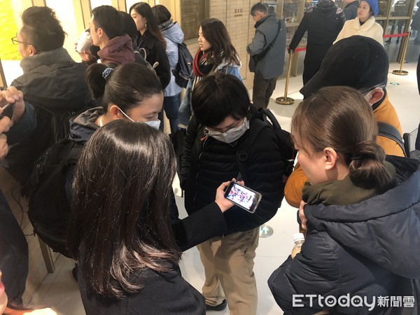 ▲在上海的員工透過手機直播關心吳寶春高雄記者會。（圖／記者魏有德攝）