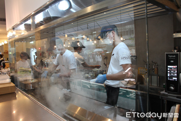 ▲石壁家3號店鎖定南京商圈上班族　午餐單點義大利麵免費升級套餐。（圖／記者黃士原攝）