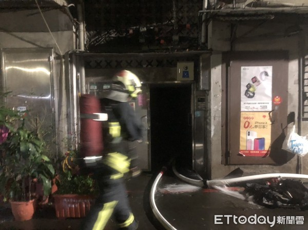 ▲▼萬芳醫院對面公寓大火，警消救出6人，一名老婦遭濃煙嗆傷身亡。（圖／記者趙永博攝）