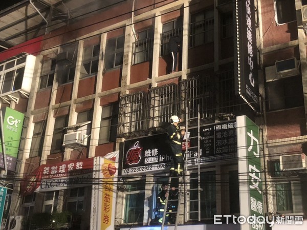 ▲▼萬芳醫院對面公寓大火，警消救出6人，一名老婦遭濃煙嗆傷身亡。（圖／記者趙永博攝）