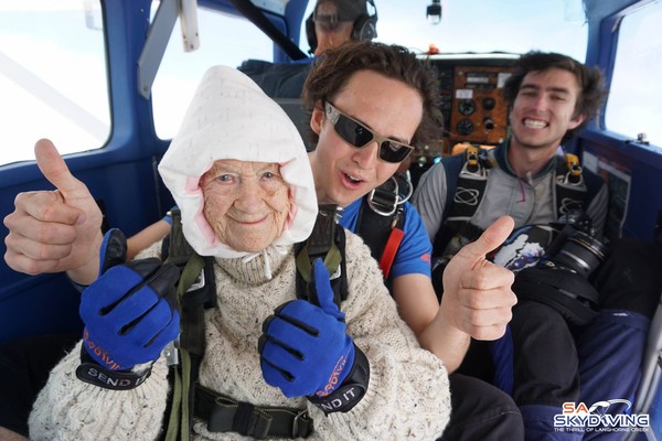 ▲▼102歲超狂阿嬤跳傘成功             。（圖／翻攝自SA Skydiving臉書）