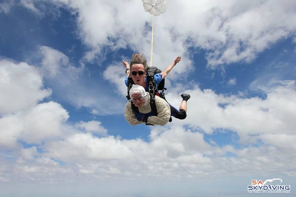 ▲▼102歲超狂阿嬤跳傘成功             。（圖／翻攝自SA Skydiving臉書）