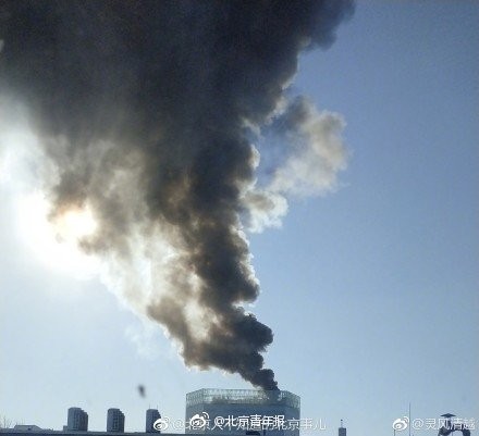 ▲▼Google北京辦公大樓「頂處冒出濃煙」。（圖／翻攝自微博）