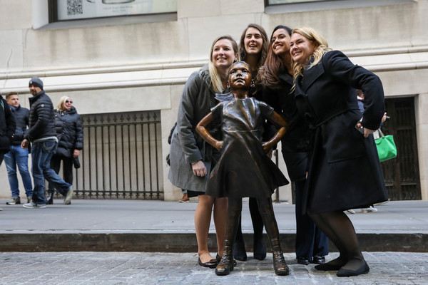 ▲▼無畏女孩雕像坐落在紐約證券交易所附近紐約華爾街附近的新址。（圖／路透）