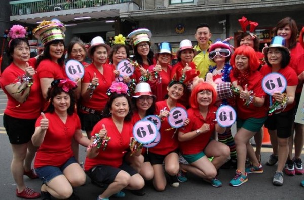 ▲2016年新竹市城市馬拉松啦啦隊熱情為跑者加油。（圖／新竹市政府提供）
