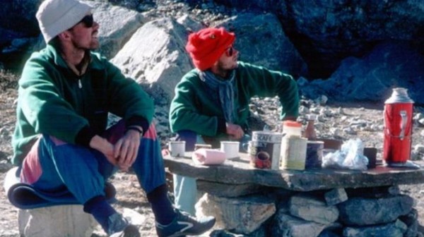 ▲失蹤30年的冰島登山家魯納森與古德強森。（圖／擷取自The Church of Scotland官網）