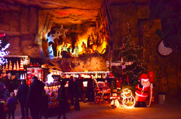 ▲荷蘭法肯堡的絲絨洞穴聖誕市集。（圖／booking.com提供）