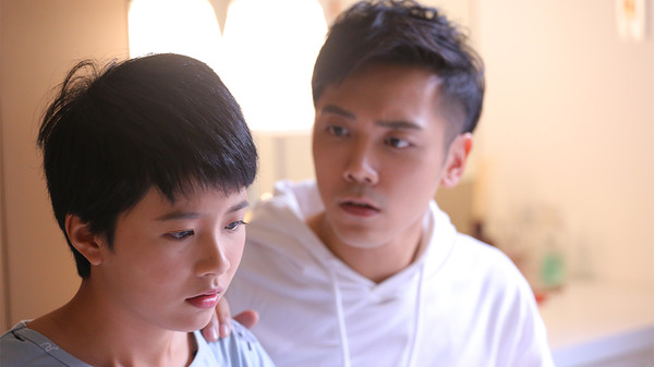 ▲《初戀的情人》溫哲軒(左)安撫家中遭小偷的王上菲 (2)。（圖／TVBS提供）
