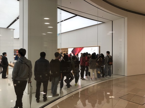 ▲▼iPhone換電池優惠將結束，Apple台北101店內大排長龍。（圖／讀者提供）