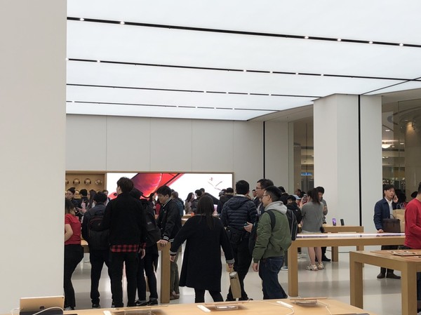 ▲▼iPhone換電池優惠將結束，Apple台北101店內大排長龍。（圖／讀者提供）