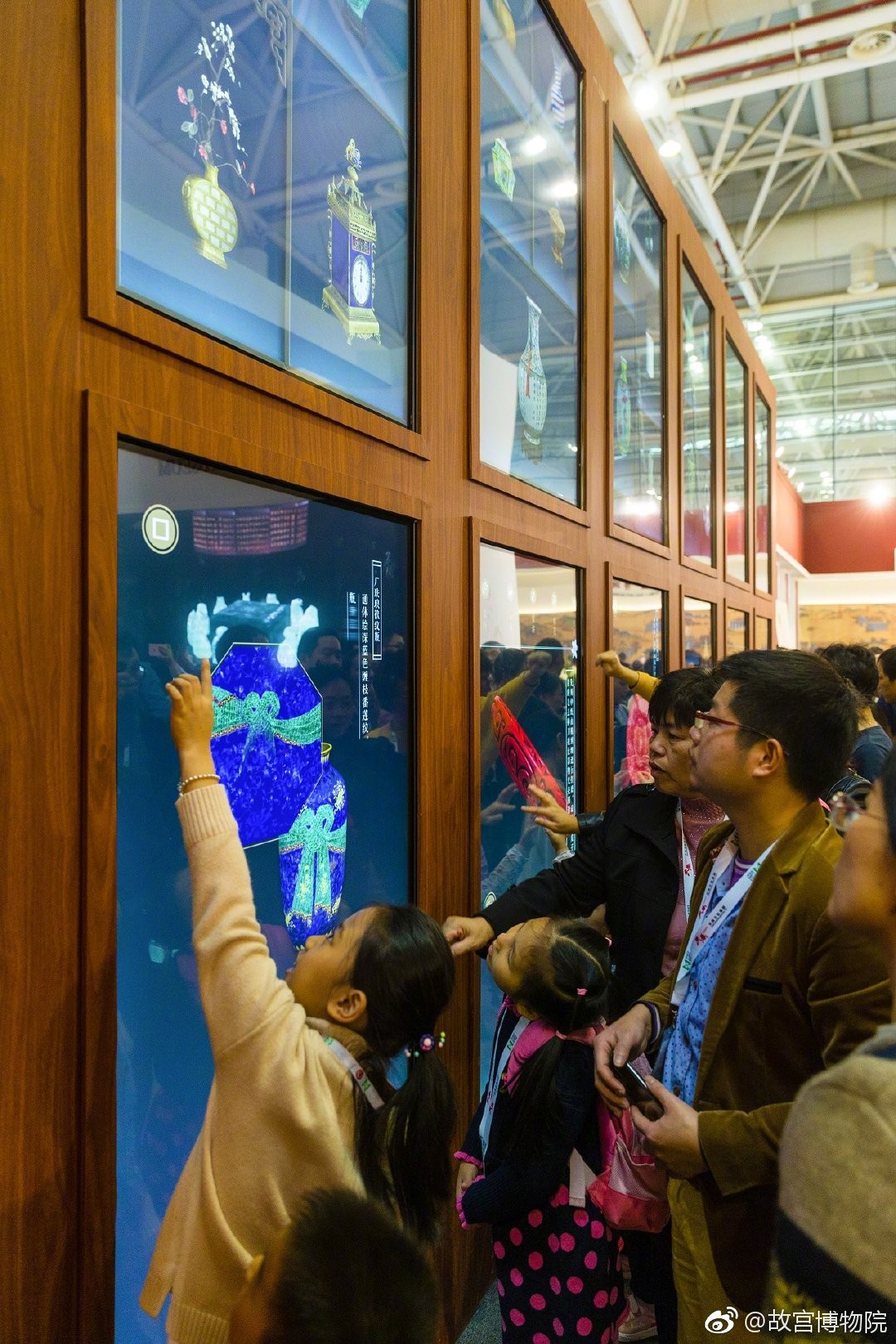 ▲故宮在展覽中以3D技術還原古物，民眾可以透過觸控來旋轉觀看展品的細節。（圖／翻攝自故宮博物院微博）