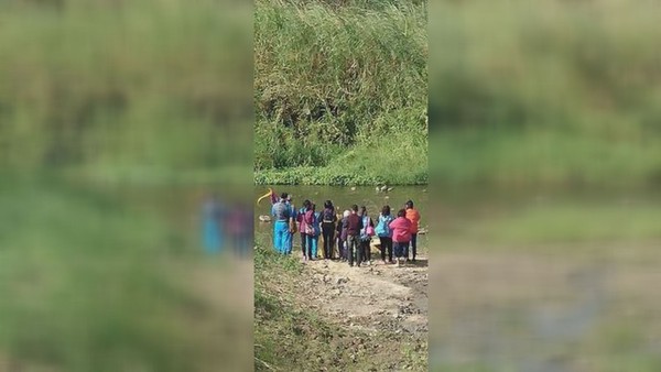 ▲宗教團體在溪邊的祈福活動，欲將巴西龜放生至溪流中             。（圖／翻攝自Facebook／西湖大小事）