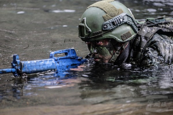 突擊兵水域滲透訓練　精進作戰能力