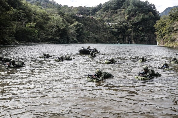 突擊兵水域滲透訓練　精進作戰能力