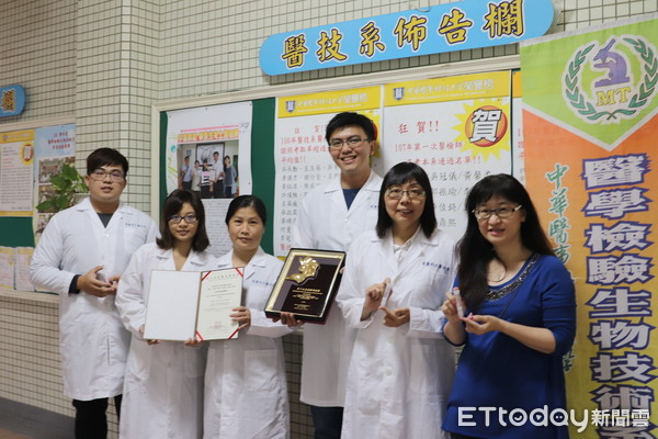 ▲中華醫大醫技系系主任陳明資與獲得國家新創獎「臨床新創獎」的師生團隊。（圖／華醫大提供）