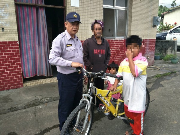 ▲才就讀小三的江姓學童，因為太想念父親，騎著單車，到14公里外的醫院探視父親。（圖／記者鄭有財攝）
