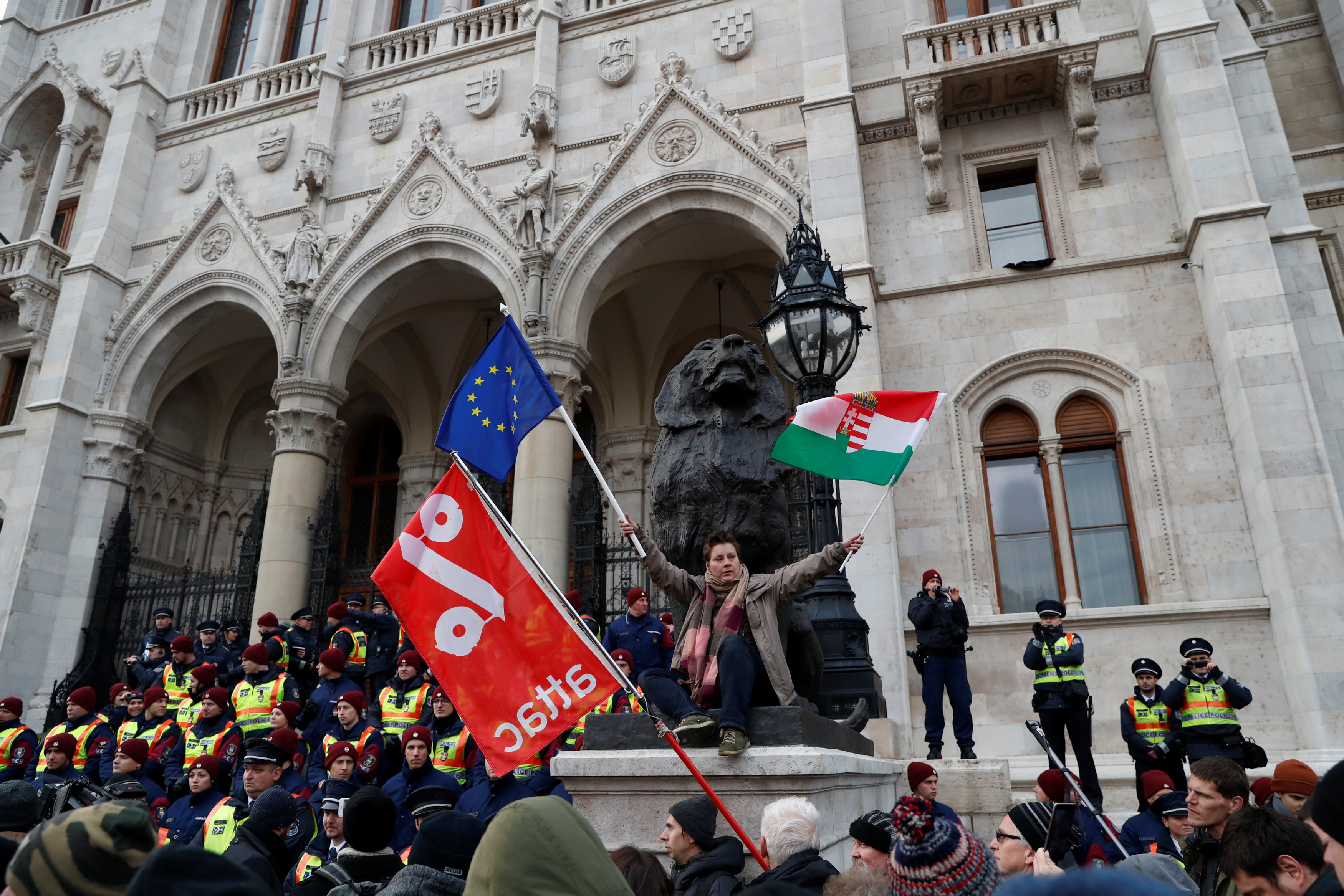 ▲▼匈牙利人抗議勞動新制像是「奴隸法」。（圖／路透）